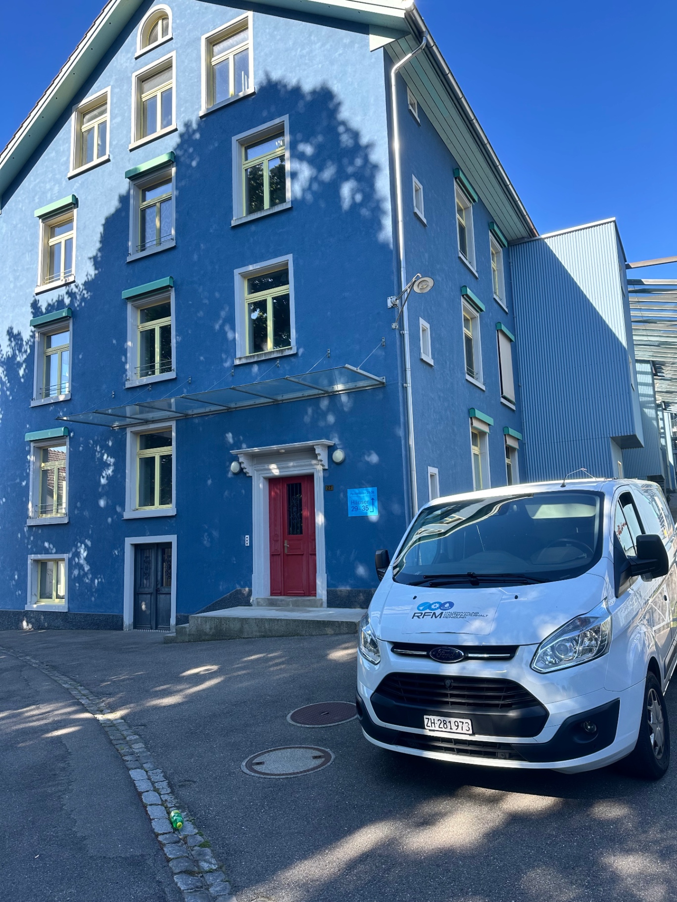 Servicefahrzeug von RFM Rubli Facility Management vor einem betreuten Mehrfamilienhaus in Uster